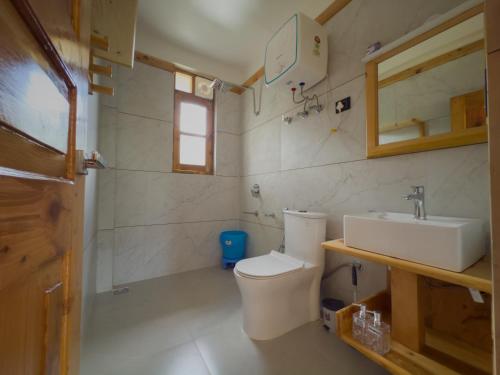 HaripūrにあるBens Villaのトイレと洗面台付きのバスルーム