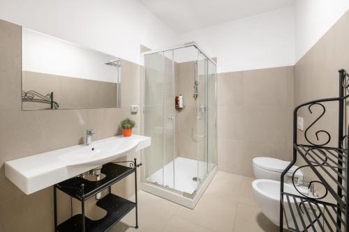 a bathroom with a sink and a shower at Agriturismo Le Masciare in Paternopoli