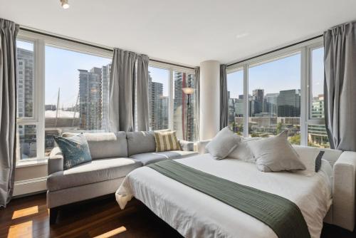 Ένα ή περισσότερα κρεβάτια σε δωμάτιο στο Spacious 4BR Waterview Condo with Pool near Rogers Arena for 9