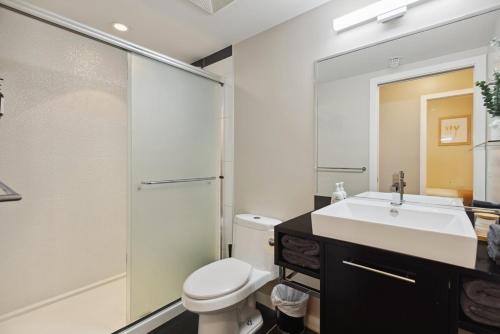 Ένα μπάνιο στο Spacious 4BR Waterview Condo with Pool near Rogers Arena for 9