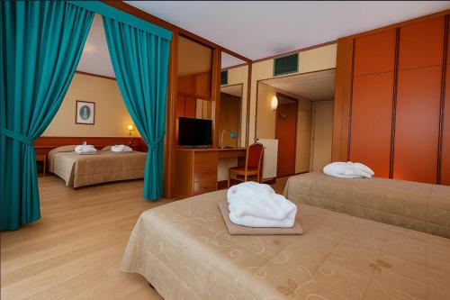 Postel nebo postele na pokoji v ubytování Hotel Savoia Thermae & SPA