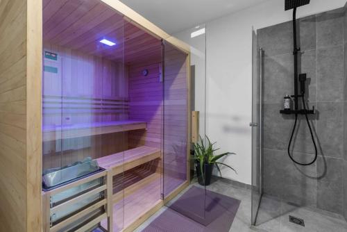 Ένα μπάνιο στο Deluxe Villa with Pool, Sauna, Jacuzzi & Playground