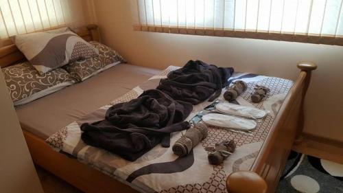 ヴァルナ・シティにあるStudio Martenの布巾と靴が敷かれた汚いベッド