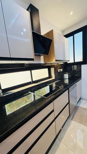 Dapur atau dapur kecil di Beautiful Villa with Jacuzzi -Yassmine Hammamet