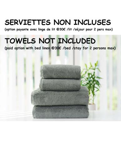 une pile de serviettes assises sur une table dans l'établissement La Résidence Salamandre idéal couples & familles grands studios à Saint-Marc-sur-mer à 500m des plages proche de La Baule, à Saint-Nazaire