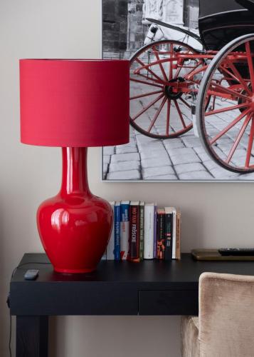 a red lamp sitting on top of a table at Roosevelt Stadthaus in Vienna
