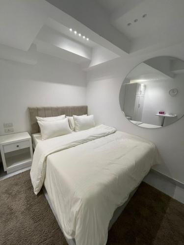 Ένα ή περισσότερα κρεβάτια σε δωμάτιο στο Comfy Tourist Corner - Heliopolis - Hotel Apartments