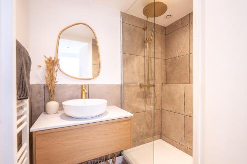 a bathroom with a sink and a shower at Le Balinais - Avec Sauna et Balnéo in Dunkerque