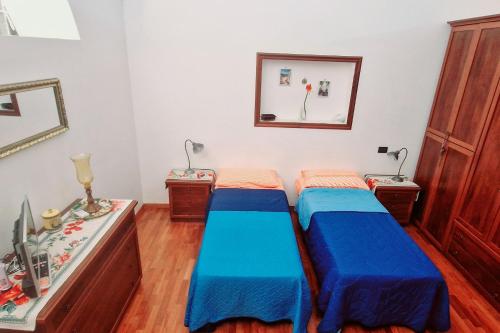 a bedroom with two twin beds and a mirror at Appartamento Villa Bianca su "Corso ITALIA" in Sorrento