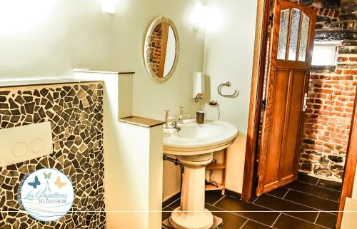 a bathroom with a sink and a mirror at Les Papillons de l'Eau d'Heure - charmant gîte près des lacs in Walcourt