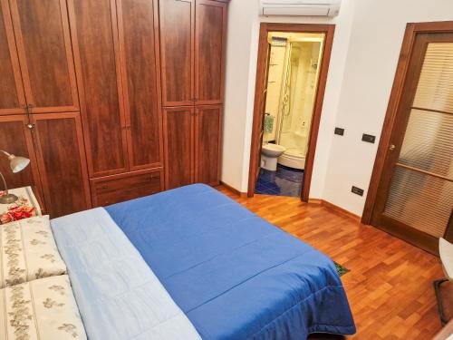 a bedroom with a blue bed and wooden cabinets at Appartamento Villa Bianca su "Corso ITALIA" in Sorrento