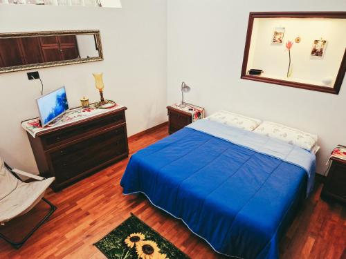 a bedroom with a bed and a desk and a mirror at Appartamento Villa Bianca su "Corso ITALIA" in Sorrento