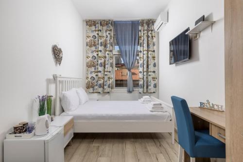a small room with a bed and a window at Fluminis rooms in Rijeka