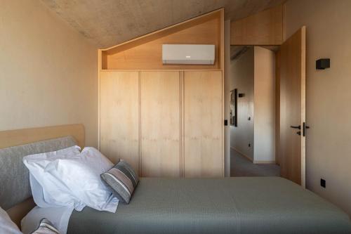 a small bedroom with a bed and a hallway at Coelho 145 in Porto