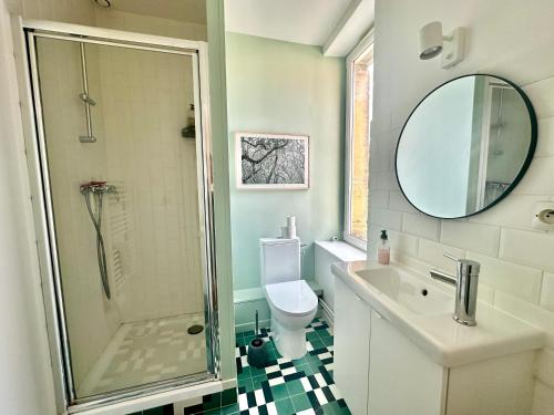 une salle de bain avec une douche, des toilettes et un lavabo dans l'établissement La courette, maison avec cour proche plage, à Graye-sur-Mer