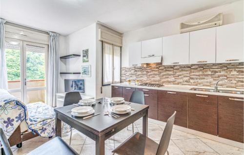 a kitchen and dining room with a table and chairs at La Piazzetta in Rosolina Mare