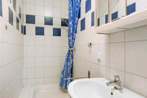 a bathroom with a sink and a toilet and a tub at Ferienwohnung Jacobi Kurfürst in Naumburg