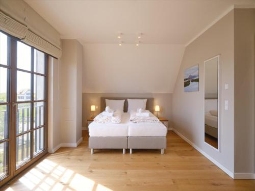 Voodi või voodid majutusasutuse Reetland am Meer Premium Reetdachvilla mit 3 Schlafzimmern, Sauna und Kamin H11 toas