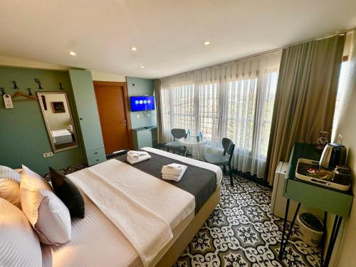 una camera d'albergo con un letto grande e un tavolo di LElLl HAGİA SOFİA OTEL a Istanbul