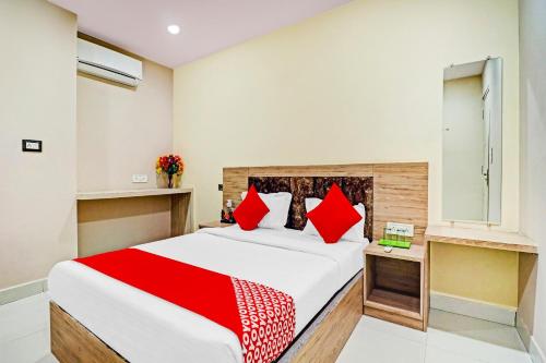 Postel nebo postele na pokoji v ubytování Hotel O Omar
