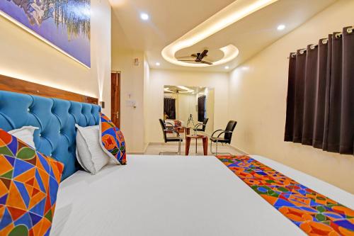 パトナーにあるFabHotel RJ - Nr Patliputra Railway Stationのベッドルーム1室(大型ベッド1台、青いヘッドボード付)