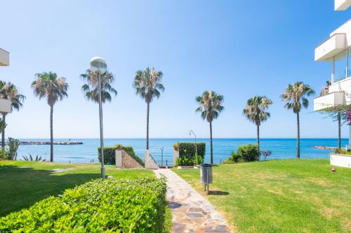 Una vista del océano desde una casa en In front of SEA & CENTER, en Marbella