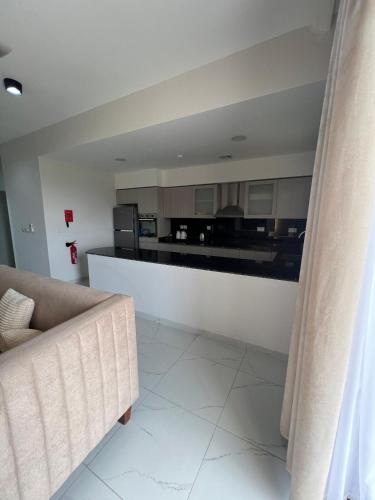 Kuchyň nebo kuchyňský kout v ubytování Murooj AlZain 3BR Modern Apt with private Rooftop