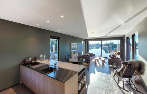 Η κουζίνα ή μικρή κουζίνα στο 5 Bedroom Lovely Home In Urangsvåg