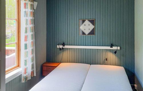 a bed in a bedroom with a green wall at 2 Bedroom Stunning Apartment In Åfarnes in Åfarnes