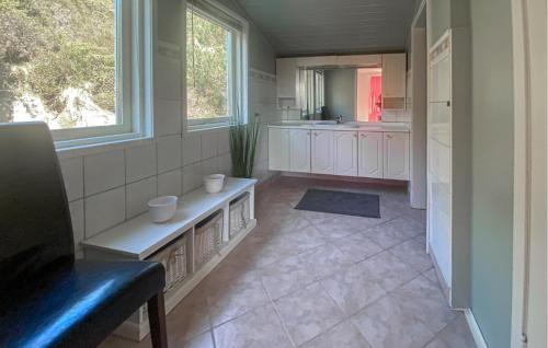 Η κουζίνα ή μικρή κουζίνα στο Stunning Home In Fjell With Wifi