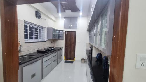 Una cocina o cocineta en Kutir Stay Vihar