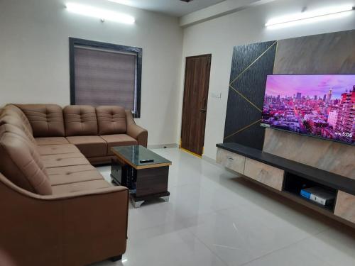 Una televisión o centro de entretenimiento en Kutir Stay Vihar