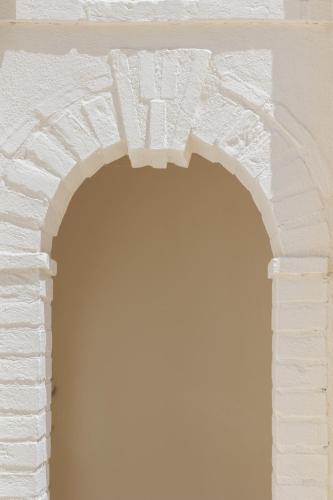 an archway in a white brick wall at Maison Sirolo in Sirolo