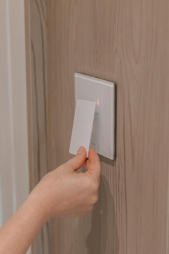 a person holding a piece of paper on a door at Maison Sirolo in Sirolo