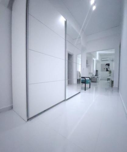Modern-Quiet 2' Metro Center
