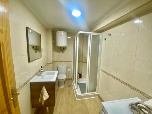 une salle de bain avec douche, lavabo et toilettes dans l'établissement Casa De La Luz, à Carthagène