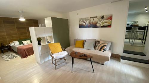 una sala de estar con un sofá y una mesa en Villa Cardui. Casa de diseño con magníficas vistas, en Madrid