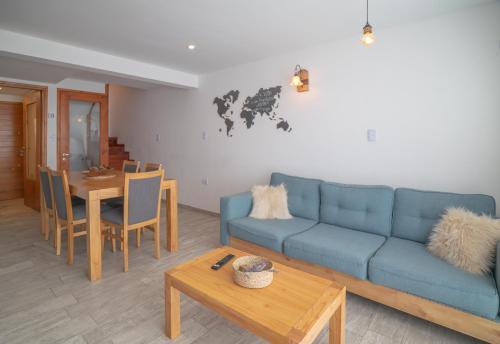 Khu vực ghế ngồi tại Depto Nómades, con vista directa a la cascada - Ayres del Bosque Alojamientos