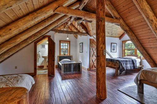 Ένα ή περισσότερα κρεβάτια σε δωμάτιο στο Spacious Vermont Mountain Retreat - 4BR,4BA - Near Skiing & Hiking - Perfect for Groups