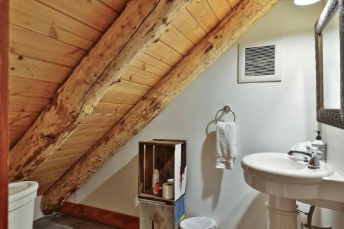 Ένα μπάνιο στο Spacious Vermont Mountain Retreat - 4BR,4BA - Near Skiing & Hiking - Perfect for Groups
