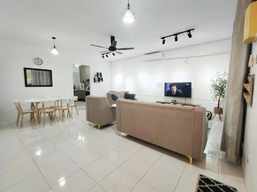 TV a/nebo společenská místnost v ubytování D'Aleena Homes Sungai Petani - Homestay