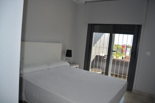 Säng eller sängar i ett rum på ROMERO APARTMENTS-ARENALES DEL SOL