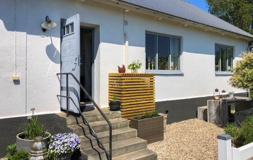 GärsnäsGorgeous Home In Gärsnäs With Wifi的房屋设有通往门的楼梯