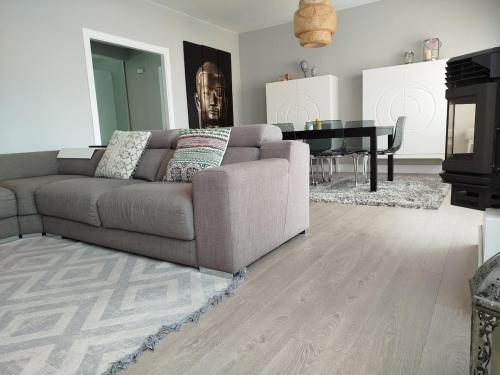a living room with a couch and a table at Areal de Esteiro in Esteiro-Muros