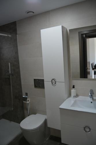 Ett badrum på ROMERO APARTMENTS-ARENALES DEL SOL