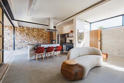 ein Wohnzimmer mit einem weißen Sofa und roten Stühlen in der Unterkunft Rio Quente Resorts - Incasa Private Residence Club - Soft Opening in Rio Quente