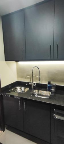 a kitchen with a sink and a counter top at Loft Aconchegante em Petrópolis in Petrópolis