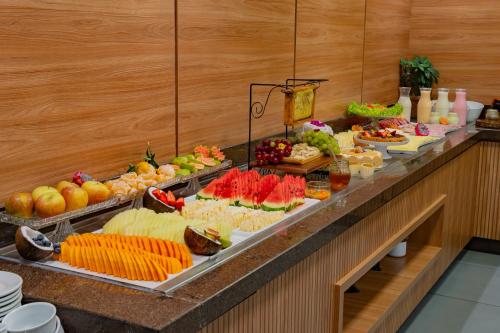 una linea a buffet con molti tipi diversi di cibo di Hotel Laghetto Toscana a Gramado