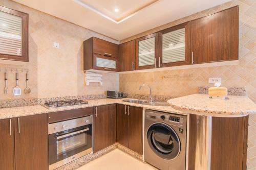 cocina con lavadora y lavavajillas en Berber Cocoon, en Agadir
