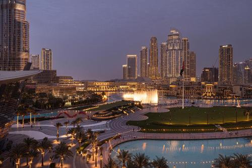 Blick auf die Skyline der Stadt in der Nacht in der Unterkunft Gogoto Luxury Burj Khalifa View 5 min Dubai Mall in Dubai